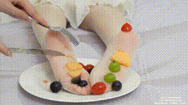 【袜啵啵】NO.563 小甜豆甜甜圈 高跟鞋、油亮白丝、裸足、穿着丝袜和光脚食物摆盘以及摸酸奶剧情封面图