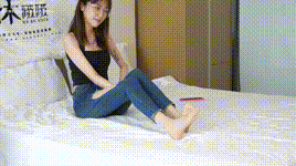 【袜啵啵】NO.591 稚予-高跟凉鞋、薄肉丝（脚尖加固款）、裤里丝、裸足（黑色美甲）、裸足泡脚后踩奶油蛋糕，踩完蛋糕洗脚剧情