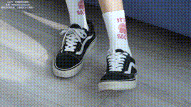 【袜啵啵】1080P-NO.143 稚予-匡威板鞋、vans帆布鞋、两双白棉袜封面图