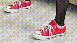 【袜啵啵】1080P-NO.208 小沫-红色匡威板鞋、短筒白棉袜、黑丝封面图