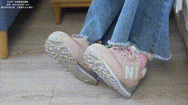 【袜啵啵】1080P-NO.317 小甜豆-运动鞋、可拆卸牛仔裤、粉色棉袜、黑丝（脚尖微加固款）、裤里丝（花絮版）封面图