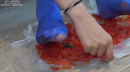 【袜啵啵】1080P-NO.396 小甜豆-两双高跟鞋、油亮黑丝（脚尖微加固款）、油亮蓝丝（脚尖微加固款）、蓝色丝踩西红柿，黑色丝踩奶油泡芙剧情（花絮版）封面图