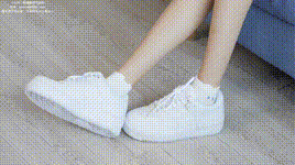 【袜啵啵】1080P-NO.417 稚予-板鞋、白棉袜、裸足（黑色美甲）、裸足部分脚底抹精油、脚部特写较多（花絮版）封面图