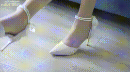 【袜啵啵】1080P-NO.367 小甜豆-高跟鞋、油亮白丝（脚尖透明脚）、丝袜踩奶油蛋糕剧情（剧情花絮版）封面图