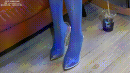 【袜啵啵】1080P-NO.396 小甜豆-两双高跟鞋、油亮黑丝（脚尖微加固款）、油亮蓝丝（脚尖微加固款）、蓝色丝踩西红柿，黑色丝踩奶油泡芙剧情（花絮版）_2封面图