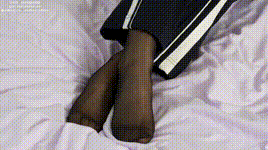 【袜啵啵】1080P-NO.471 甜甜圈 高跟鞋、黑丝（脚尖微加固款）、短肉丝（脚尖加固款）、裸足、校服裤里丝（花絮版）封面图