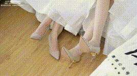 【袜啵啵】1080P-NO.510 小甜豆&amp甜甜圈 两双高跟鞋、薄肉丝（脚尖透明款）、薄白丝（脚尖透明款）、婚纱主题、互相帮对方腿脚涂抹（剧情版）封面图