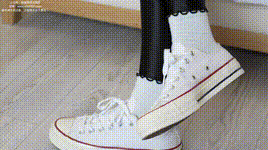 【袜啵啵】1080P-NO.513 小甜豆 帆布鞋、白棉袜、厚黑丝五指袜、黑丝手套、黑色连体衣（打底）和jk制服叠穿、裤里丝、黑色口罩（花絮版）封面图