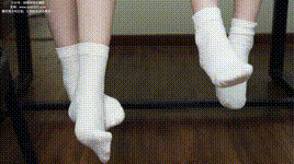 【袜啵啵】1080P-NO.537 小甜豆甜甜圈 板鞋、帆布鞋、两双自然穿脏白棉袜、薄肉丝（脚尖加固款）、薄黑丝（脚尖加固款）、裸足（花絮版）封面图