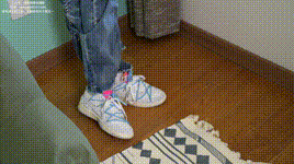 【袜啵啵】1080P-NO.629 小甜豆-板鞋、纯白棉袜（高筒）、油亮薄肉丝（脚尖透明款）、可拆卸牛仔裤、竖屏踩玩偶剧情 2